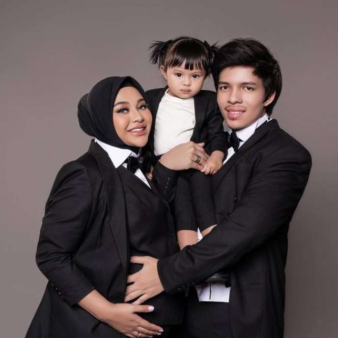 Gayaya Udah Kayak Bos Kecil Ini Potret Gemas Baby Ameena Saat Pakai Setelan Jas Diadona Id