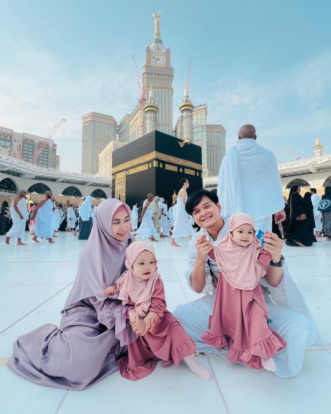 Potret Gemas Alma dan Alsha Dua Putri Kembar Anisa Rahma saat Ikut Ibadah Umroh di Mekkah