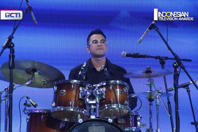 Unjuk Aksi Main Drum di Indonesian TV Awards, Raffi Ahmad Sukses Bikin Ciwi-Ciwi Terpesona Ugal-Ugalan