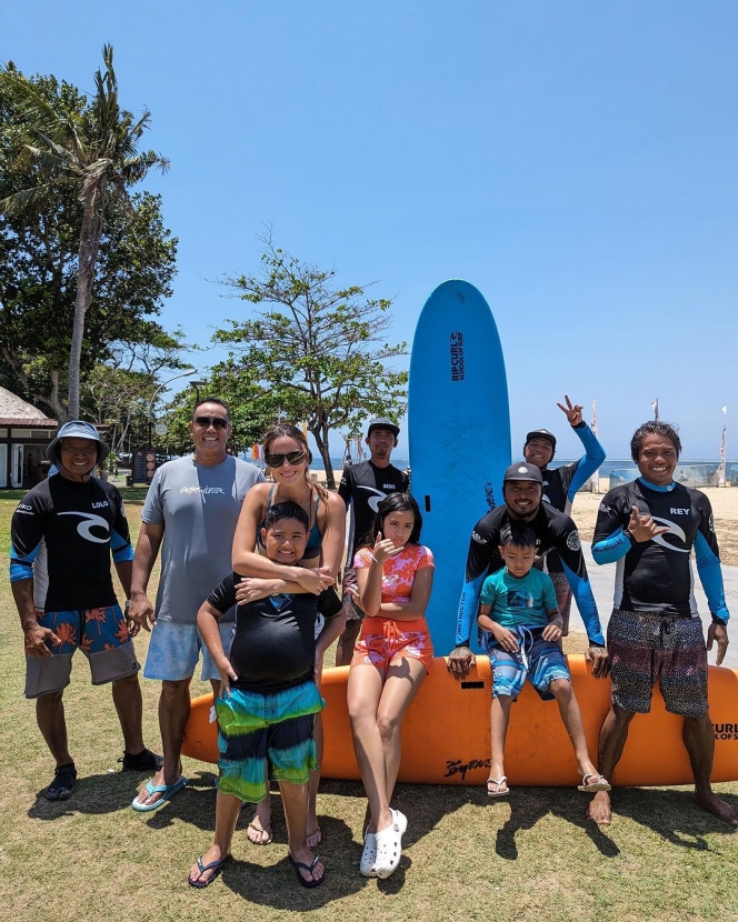 Potret Sixpack Nia Ramadhani saat Surfing, Curi Perhatian Pamer Body Goals Pakai Sport Bra 