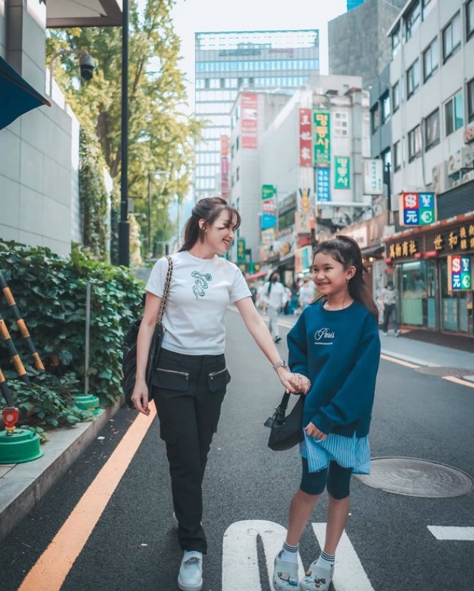 Gayanya Udah Kayak Warga Seoul Banget, Ini Potret Ayu Ting Ting dan Bilqis saat Jalan-Jalan Korea
