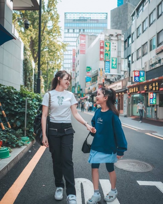 Gayanya Udah Kayak Warga Seoul Banget, Ini Potret Ayu Ting Ting dan Bilqis saat Jalan-Jalan Korea