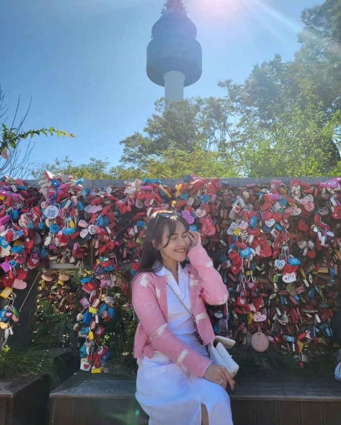 Pasang Gembok Cinta di Namsan Tower, Ini Potret Ayu Ting Ting Liburan dan Foto Sebelahan bareng Ipar