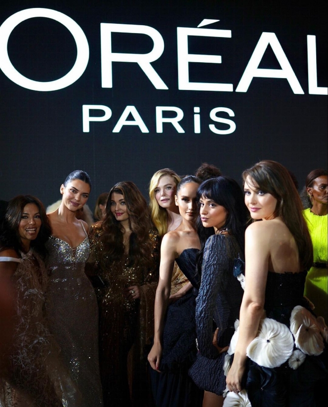 Gaya Cinta Laura Pakai Gaun Transparan di Gala Dinner Loreal di Paris