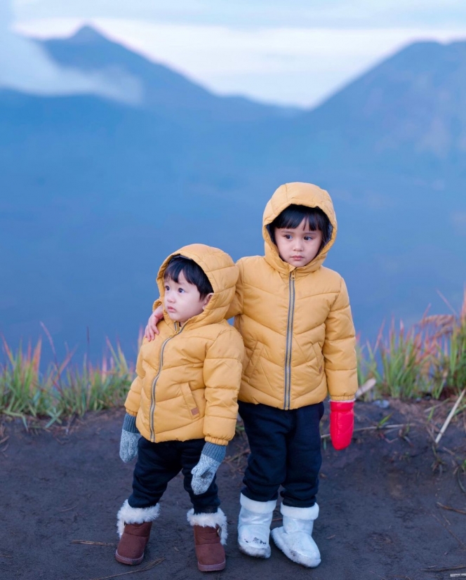 Potret Ryana Dea Ajak Ketiga Anaknya Liburan ke Bromo, Baby Gavin yang Masih Berusia Sebulan Tetap Anteng Loh