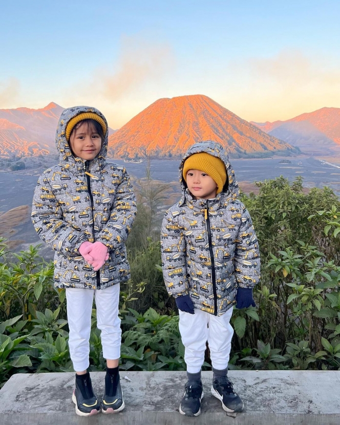 Potret Ryana Dea Ajak Ketiga Anaknya Liburan ke Bromo, Baby Gavin yang Masih Berusia Sebulan Tetap Anteng Loh