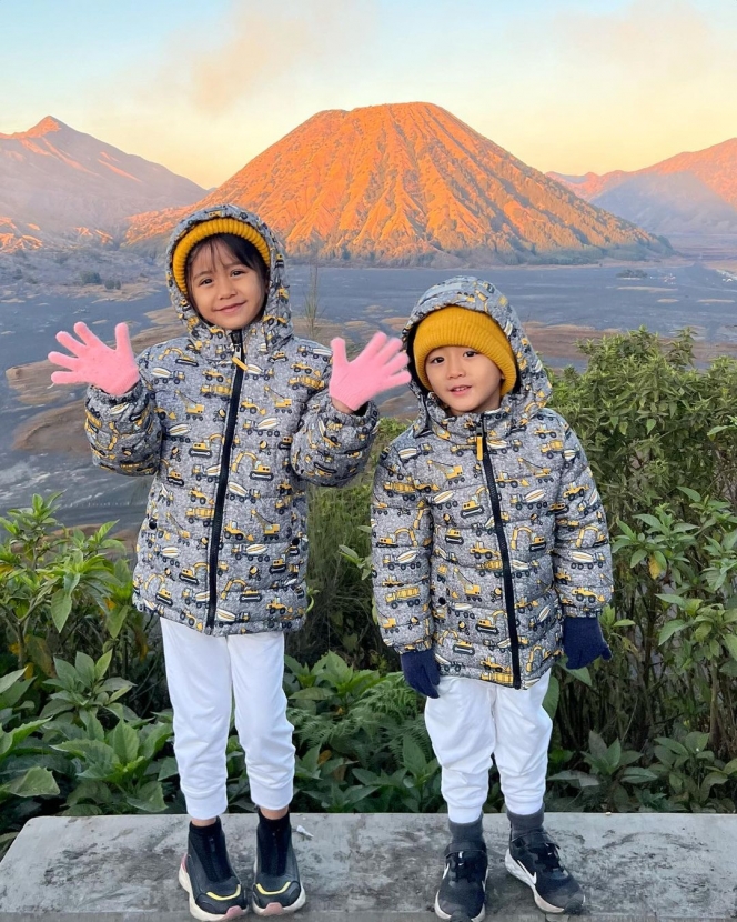 Potret Ryana Dea Ajak Ketiga Anaknya Liburan ke Bromo, Baby Gavin yang Masih Berusia Sebulan Tetap Anteng Loh