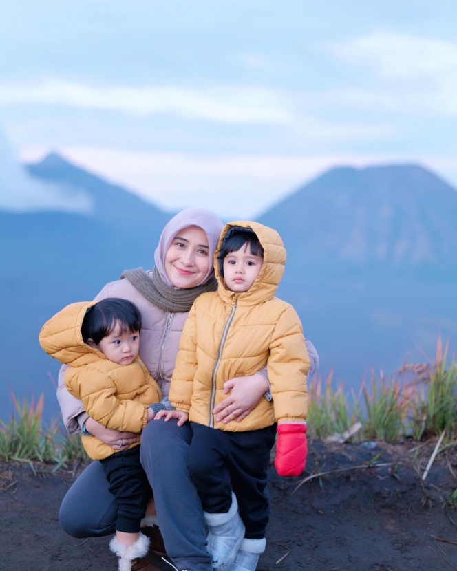 Potret Ryana Dea Ajak Ketiga Anaknya Liburan ke Bromo, Baby Gavin yang Masih Berusia Sebulan Tetap Anteng Loh