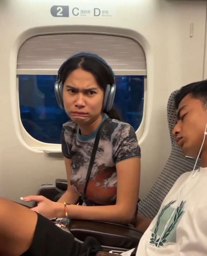 Deretan Momen Azizah Salsha dan Pratama Arhan Naik Shinkansen, Gandengan Terus!