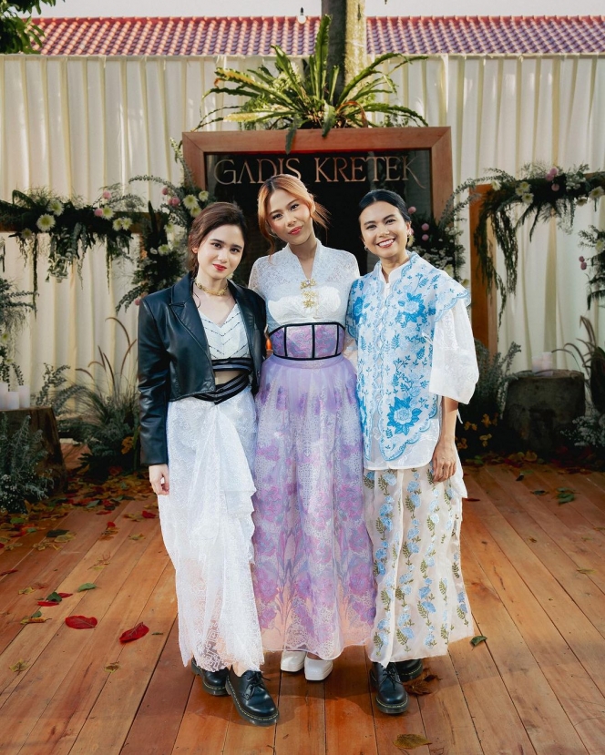 Padukan Dress dengan Jaket Kulit, Tissa Biani Tampil Kece di Momen Perilisan Series Gadis Kretek