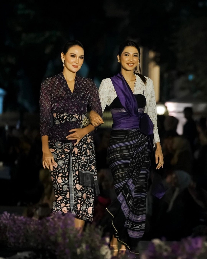 Melenggang Bersama, Berikut Deretan Potret Luna Maya dan Mikha Tambayong di Acara Istana Berbatik - Cakep Abis!