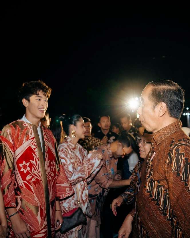 Super Ganteng, Ini 7 Potret Eddy Meijer Anak Maudy Koesnaedi Jalan di Catwalk Bareng Mamanya