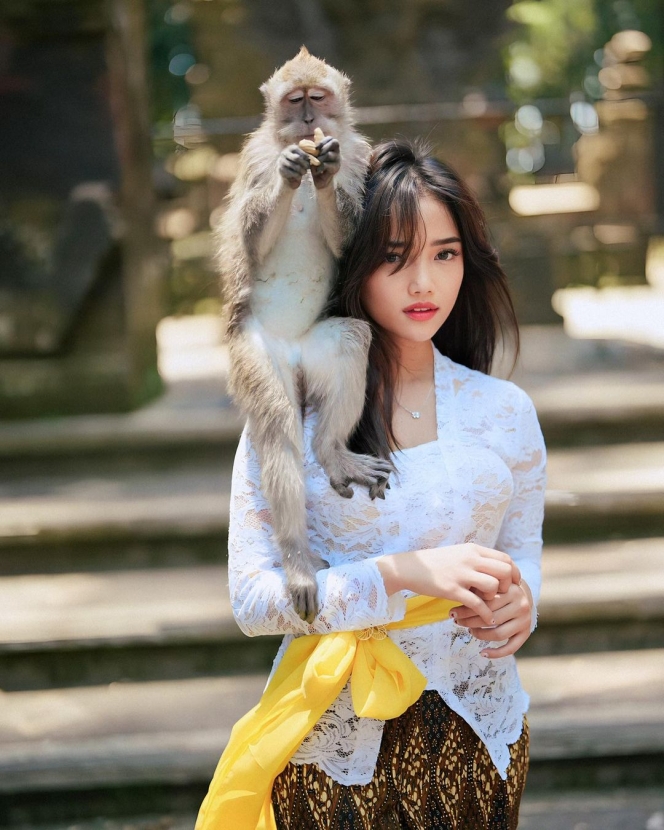 Photoshoot Bareng Monyet, Ini Potret Terbaru Fuji yang Dipuji Bak Kembang Desa di Bali 