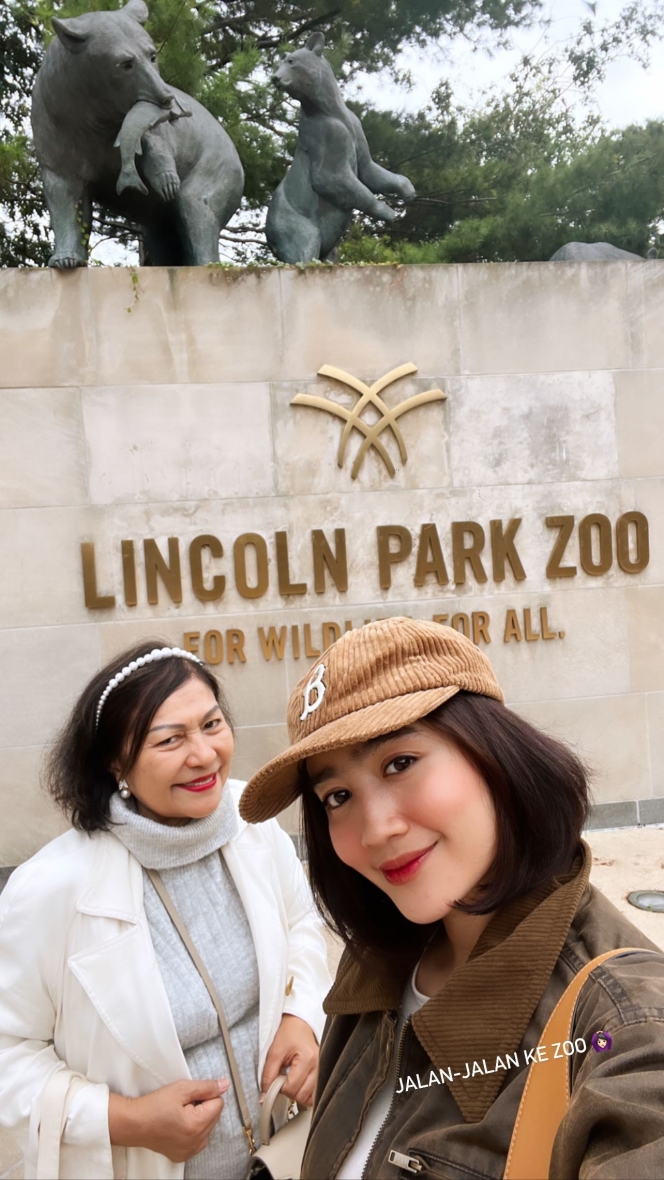 9 Potret Febby Rastanty Jalan-jalan di Lincoln Park Zoo Chicago, Outfit Serba Coklatnya On Point Banget