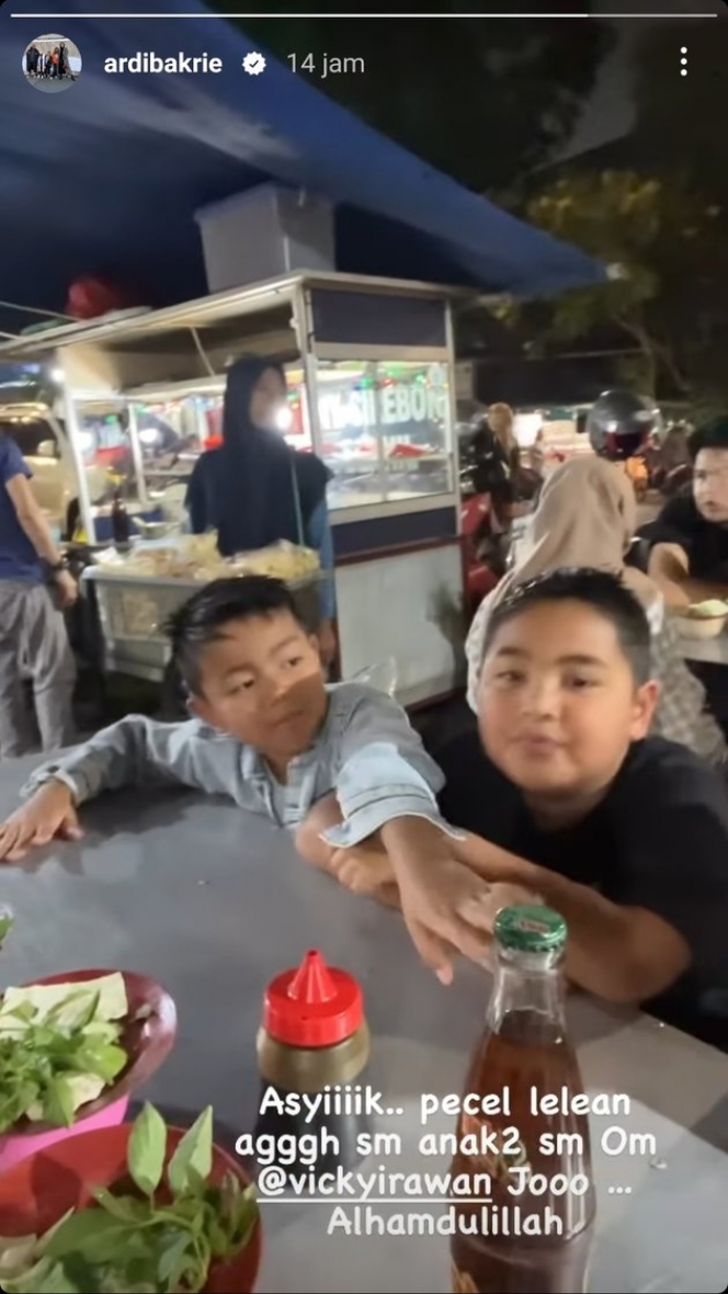 Biasa Makan di Resto Mewah, Ini Potret Keluarga Ardhie Bakrie Lagi Asyik Makan Pecel Lele di Pinggir Jalan