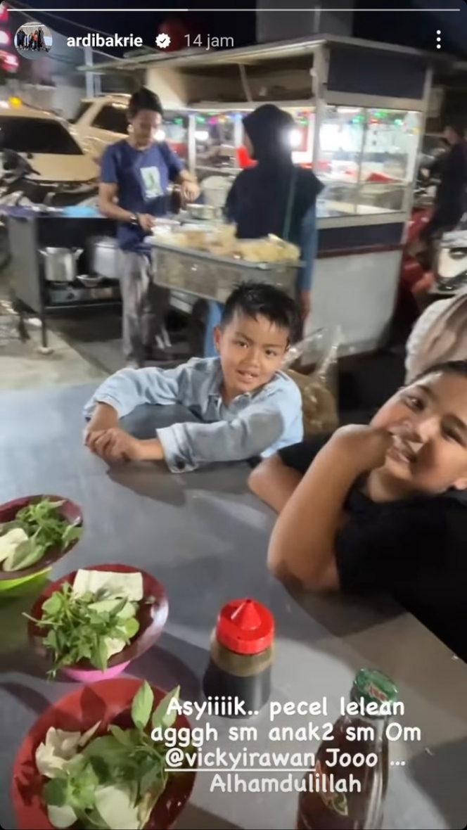 Biasa Makan di Resto Mewah, Ini Potret Keluarga Ardhie Bakrie Lagi Asyik Makan Pecel Lele di Pinggir Jalan