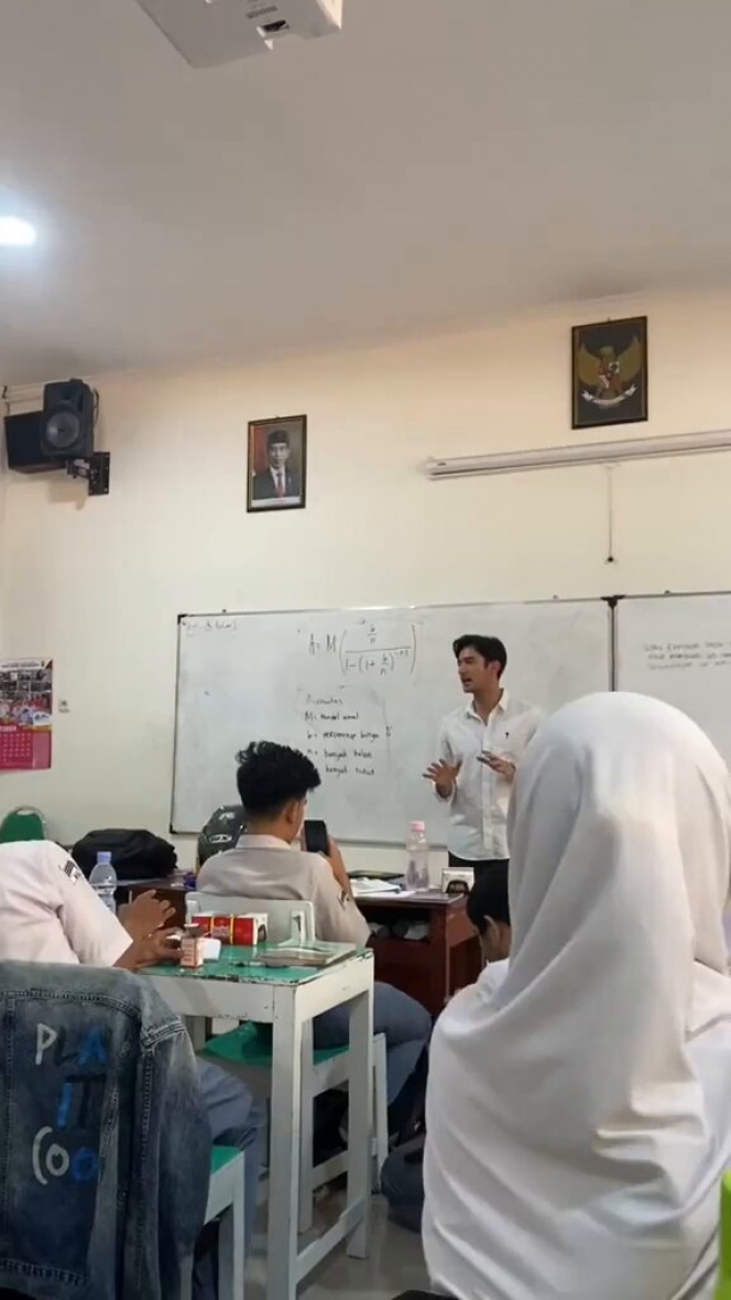Intip Potret Omar Daniel Sosialisasi di Sekolah, Aura Gantengnya Buat Siswa Pada Salfok! 