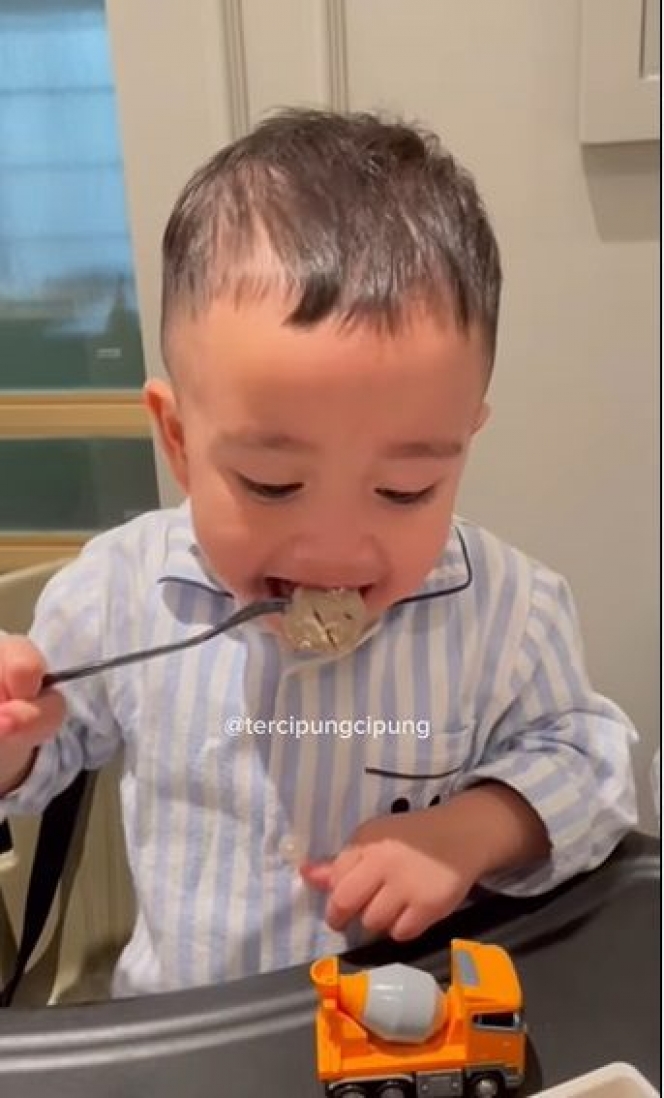 Ekspresinya Cocok banget Jadi Food Vlogger, Ini Potret Cipung saat Makan Bakso