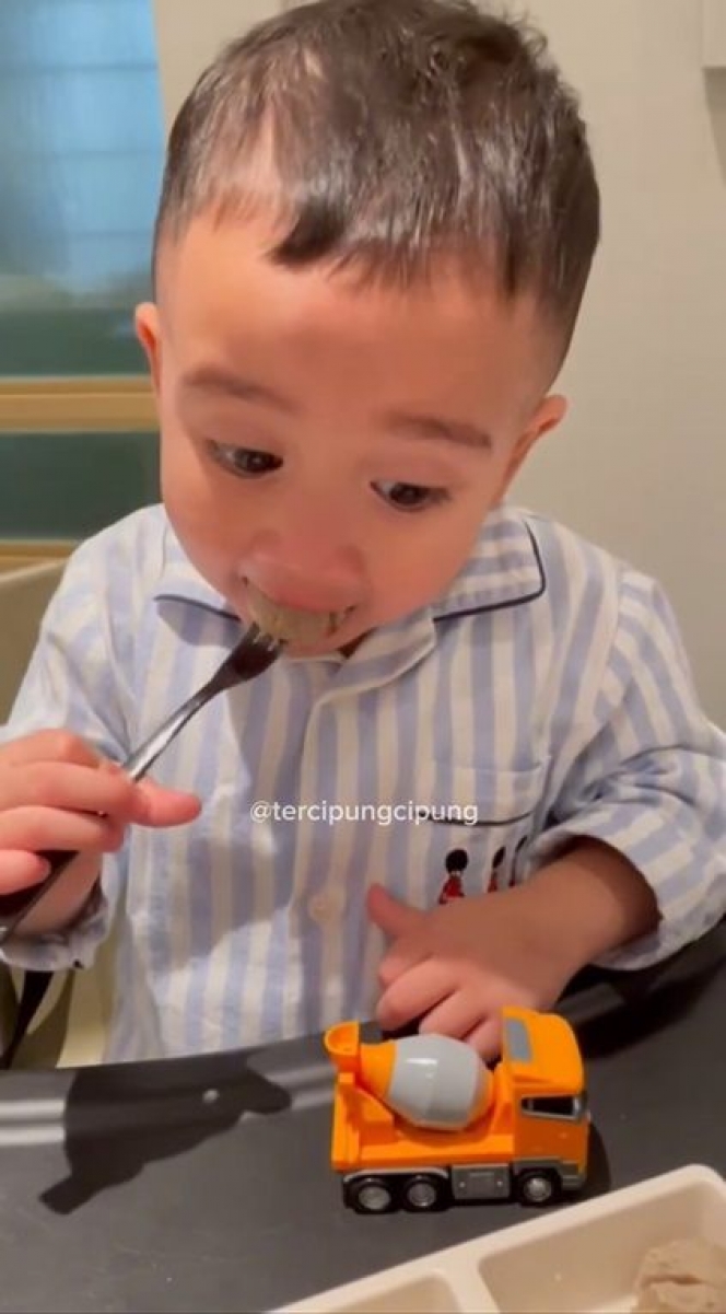Ekspresinya Cocok banget Jadi Food Vlogger, Ini Potret Cipung saat Makan Bakso