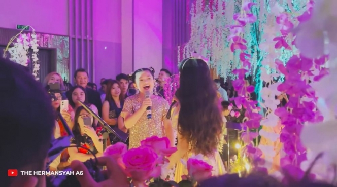 Sukses Memukau Para Tamu Undangan, Ini Potret Arsy saat Nyanyi di Acara Pernikahan