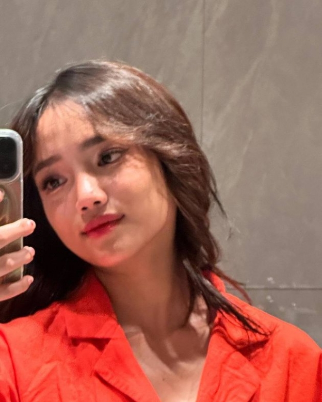 Potret Terbaru Fuji yang Lagi Narsis dengan Mirror Selfie, Case Handphone-nya Bikin Salfok!