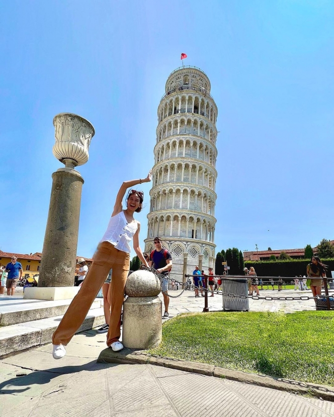 Yuki Kato Posting Foto Dirinya Dari Atas Menara Pisa, Style Simple Tarik Perhatian Netizen! 