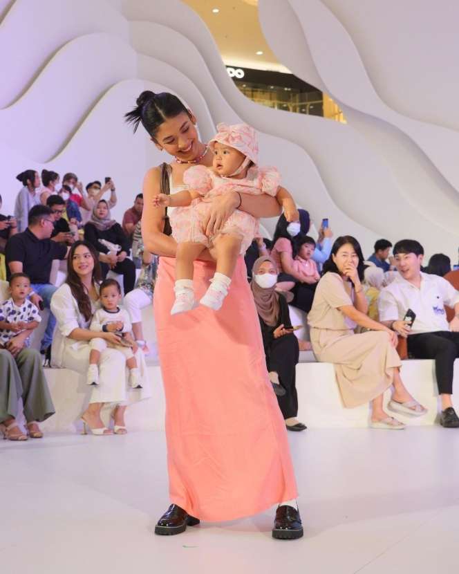 Super Gemoy, Ini Potret Perdana Naeswari Anak Adipati Dolken saat Diajak Catwalk Bareng Sang Ibu