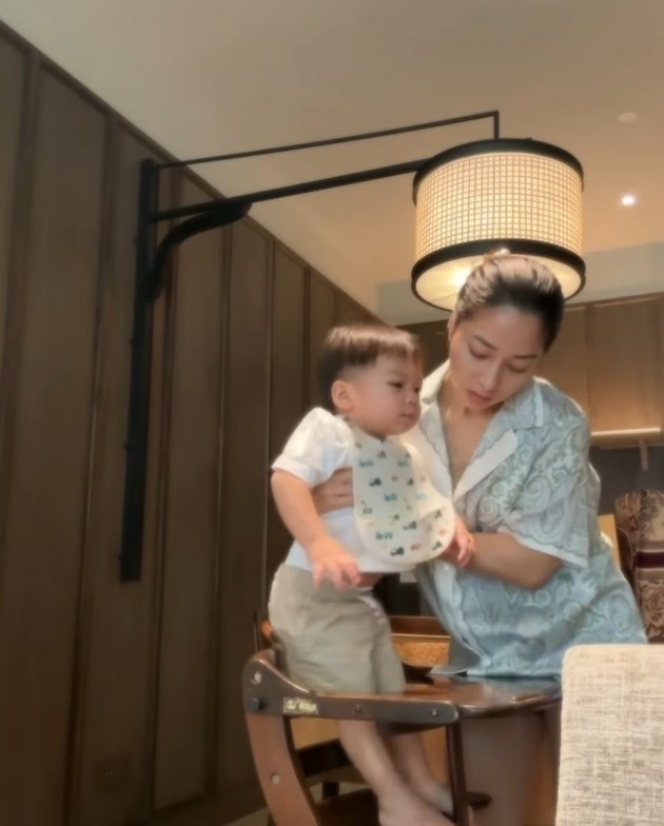 Potret Seru Quality Time Keluarga Nikita Willy di Bali, Baby Issa Seneng Banget Main Pasir