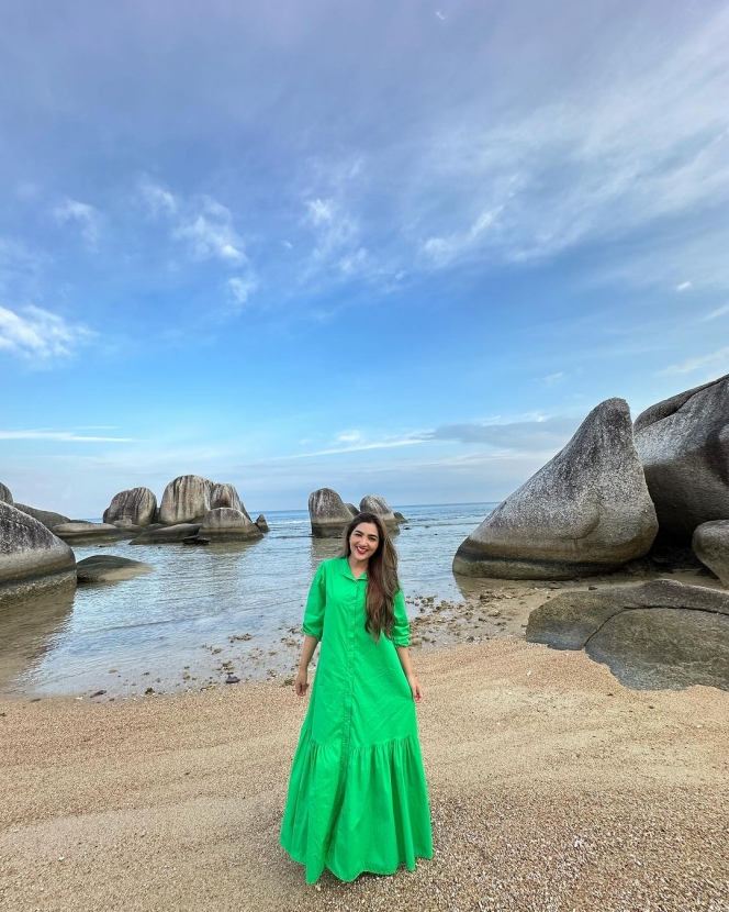 Deretan Potret Cantik Ashanty Main di Pantai Pulau Natuna, Baju Hijaunya Jadi Sorotan Netizen: Kurang Cocok!  