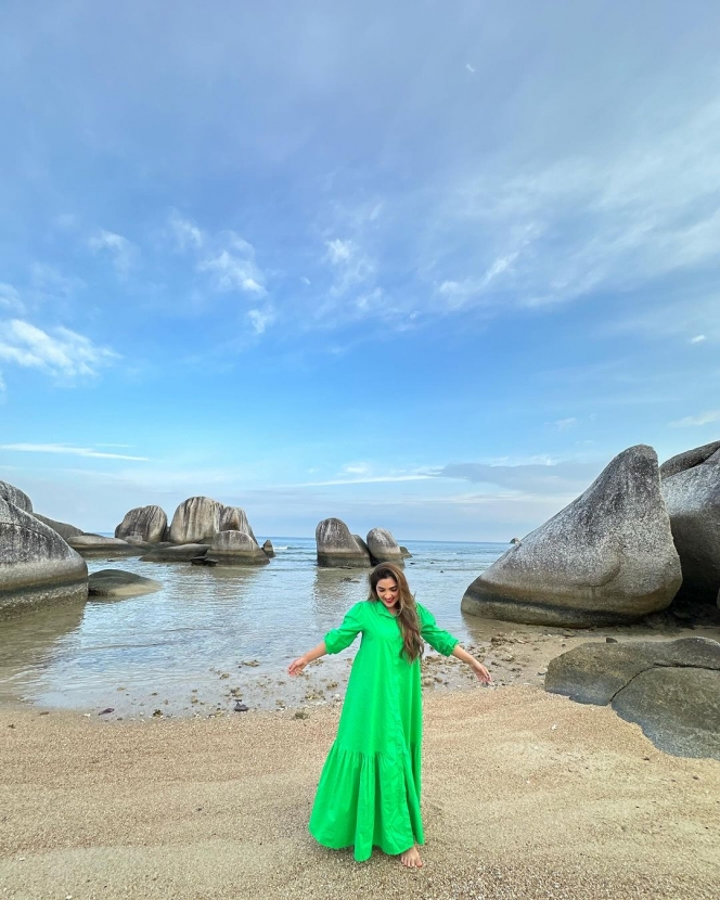 Deretan Potret Cantik Ashanty Main di Pantai Pulau Natuna, Baju Hijaunya Jadi Sorotan Netizen: Kurang Cocok!  