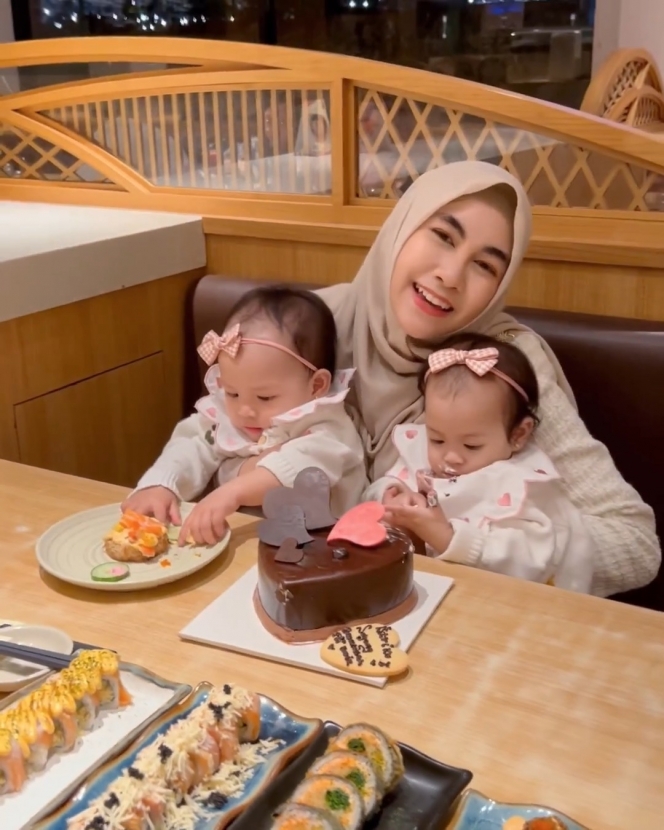 10 Potret Anisa Rahma Rayakan Ulang Tahun bareng Suami dan Anak-Anak, Makan Sushi hingga Main ke Taman Hiburan