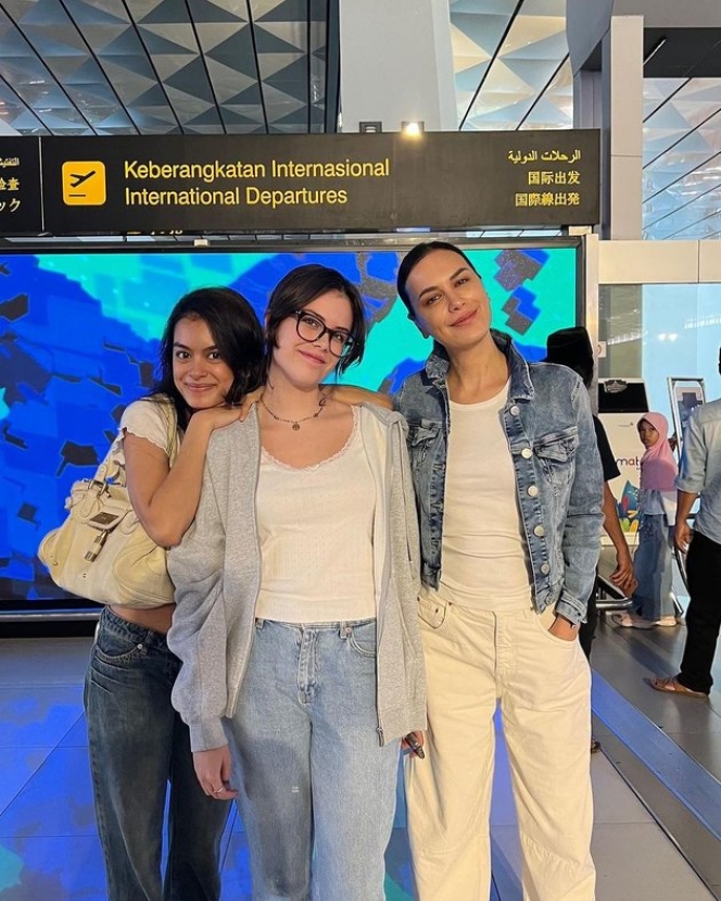 7 Momen Manuella Aziza Berangkat Kuliah ke Jerman, Sophia Latjuba dan Eva Celia Kompak Antar ke Bandara