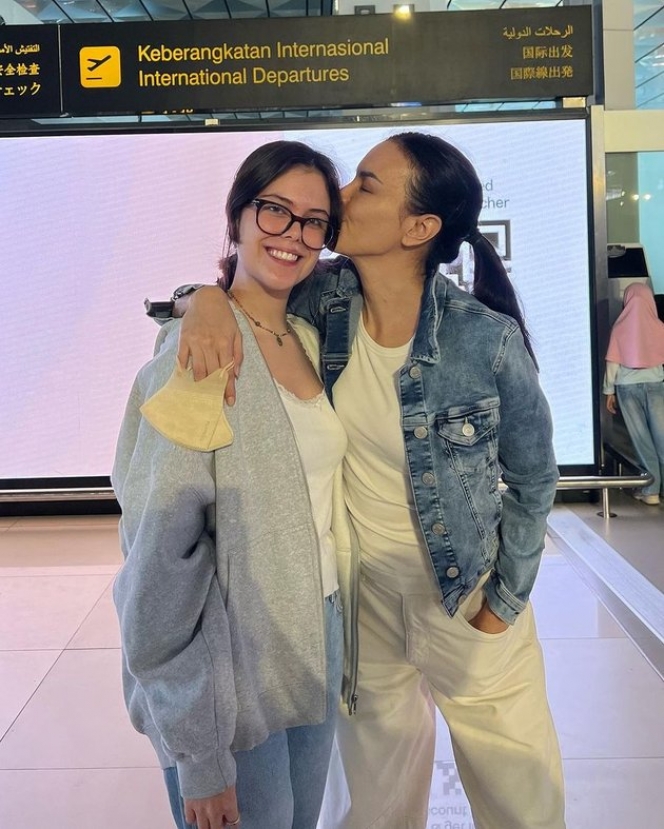 7 Momen Manuella Aziza Berangkat Kuliah ke Jerman, Sophia Latjuba dan Eva Celia Kompak Antar ke Bandara