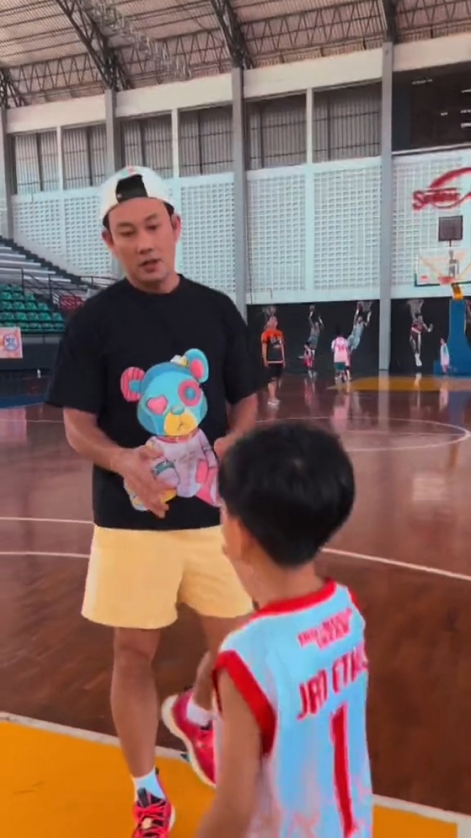 10 Momen Denny Sumargo Ditantang Tanding Basket oleh Jan Ethes, Cucu Presiden Jokowi