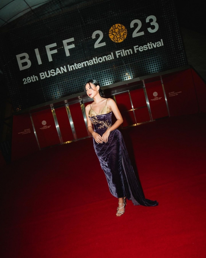 Potret Shenina Cinnamon di Closing Ceremony Busan Internasional Film Festival, Gandeng Mesra Angga Yunanda saat Red Carpet