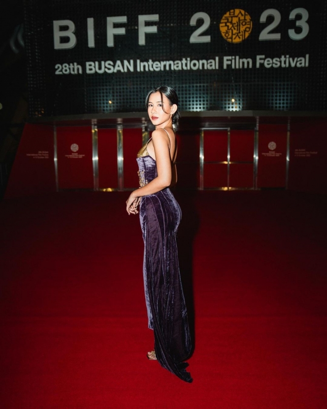 Potret Shenina Cinnamon di Closing Ceremony Busan Internasional Film Festival, Gandeng Mesra Angga Yunanda saat Red Carpet