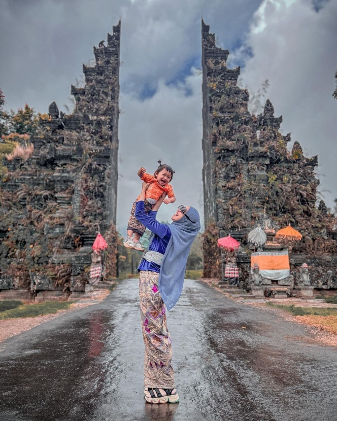 Potret Gemas Moana Pakai Kebaya Bali, Gak Bisa Diem Sampai Nyungsep Terus