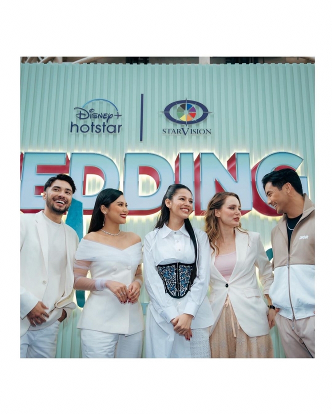 Hadiri Press Conference Wedding Agreement The Series Season 2, Indah Permatasari dan Refal Hady Kompak Kenakan Outfit Putih! 