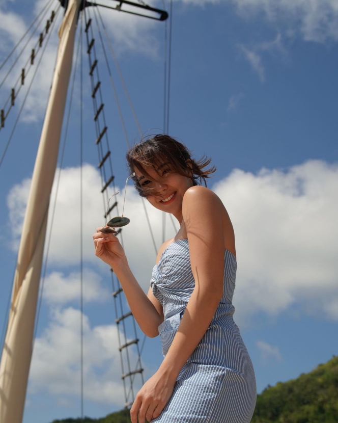 Gisella Anastasia Asyik Bersantai di Atas Kapal, Tetap Cantik dengan Kulit Makin Gelap