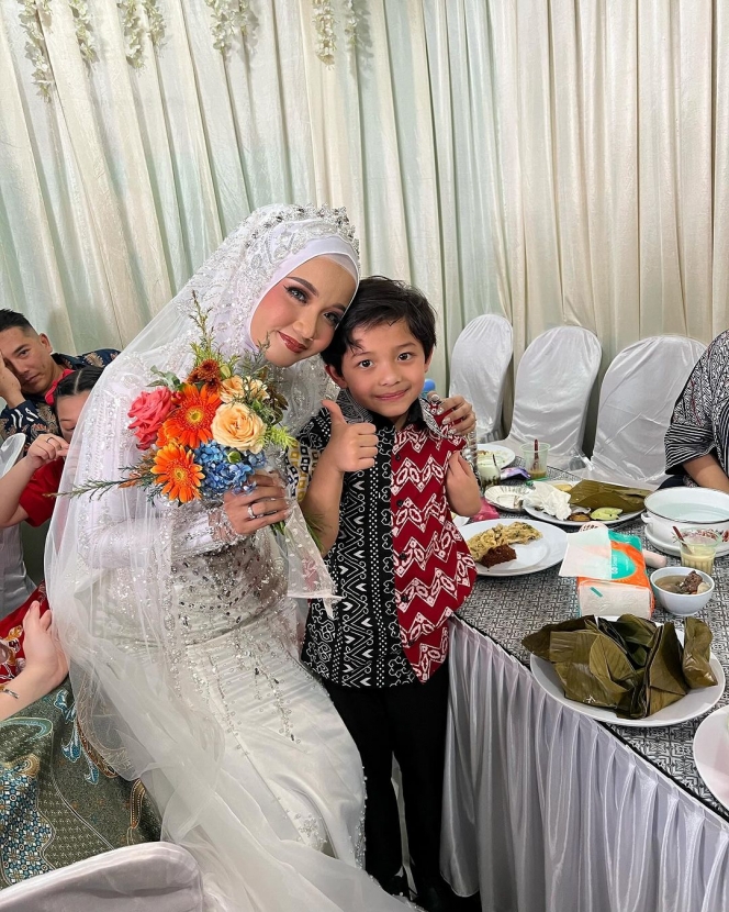 Potret Keluarga Anang Ashanty Kondangan di Pesta Pernikahan Asisten Rumah Tangganya, Calon Mantu Ikut Nimbrung