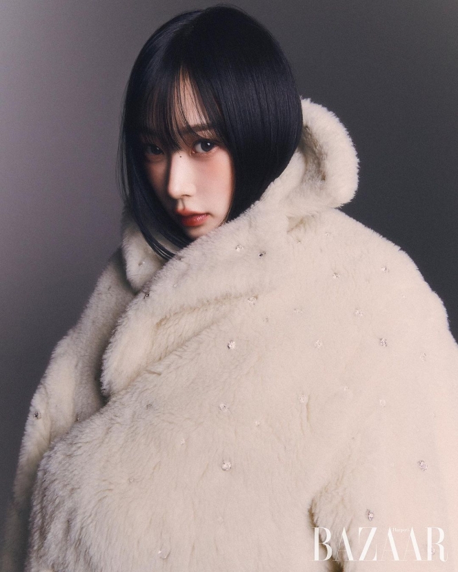 6 Potret Karina dan Giselle aespa di Majalah Harpers Bazaar Korea, Penuh Kehangatan dalam Balutan Mantel Bulu