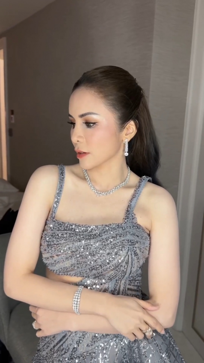 7 Potret Momo Geisha dalam Polesan Makeup Soft Glam, Cantiknya Bikin Netizen Nyebut!