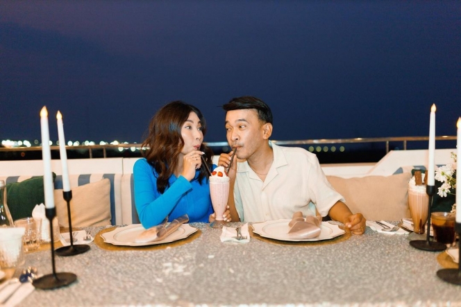 10 Tahun Bersama, Ruben Onsu dan Sarwendah Rayakan Dinner Romantis bersama Keluarga!