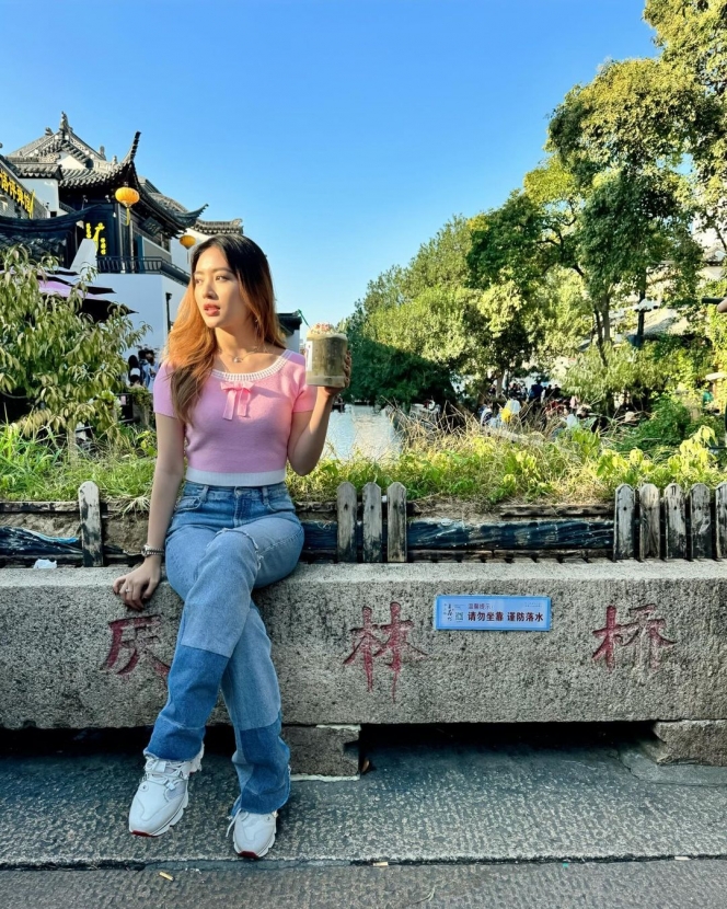 Selalu Ajak Sang Ibu, Ini Potret Liburan Natasha Wilona di China yang Curi Perhatian