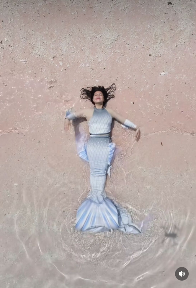 Bak Duyung Terdampar, Ini Potret Felicya Angelista Cosplay Mermaid di Pink Beach Labuan Bajo