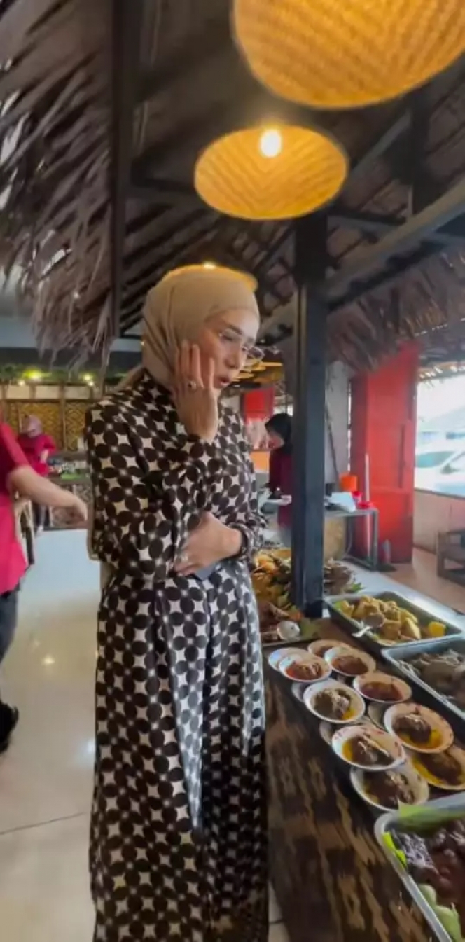 Makan Pakai Sarung Tangan, Mulan Jameela Dicibir Netizen saat Lagi Asyik Santap Makanan Khas Sunda