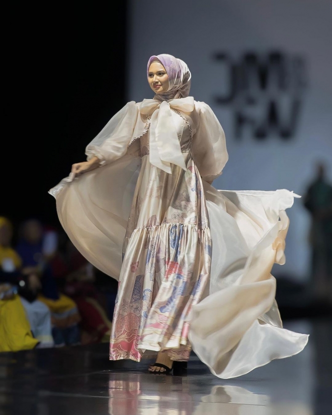 Deretan Potret Sempurna dan Menawan Indah Permatasari Catwalk di Atas Panggung Jakarta Muslim Fashion Week - Auranya Kelas Banget! 