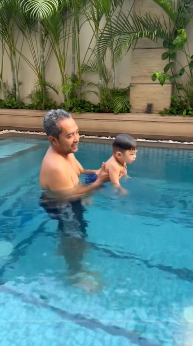 Potret Gemas Issa Xander Tak Mau Mentas saat Berenang dengan Sang Kakek : Lagi, Lagi, Kek!
