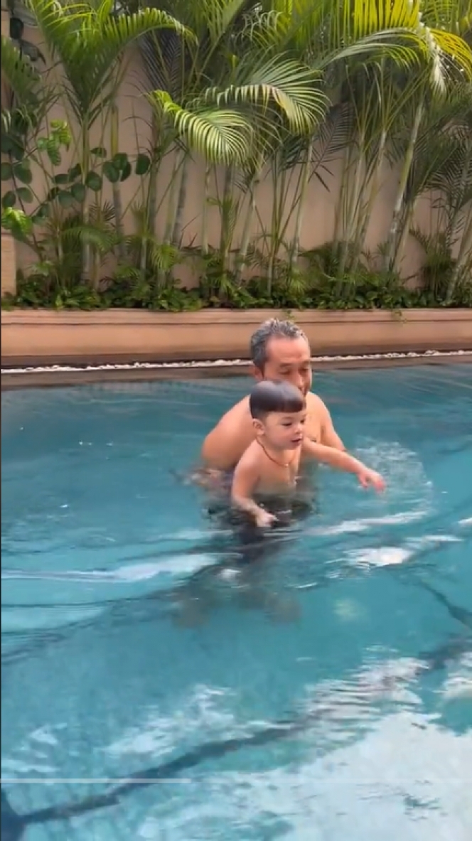 Potret Gemas Issa Xander Tak Mau Mentas saat Berenang dengan Sang Kakek : Lagi, Lagi, Kek!