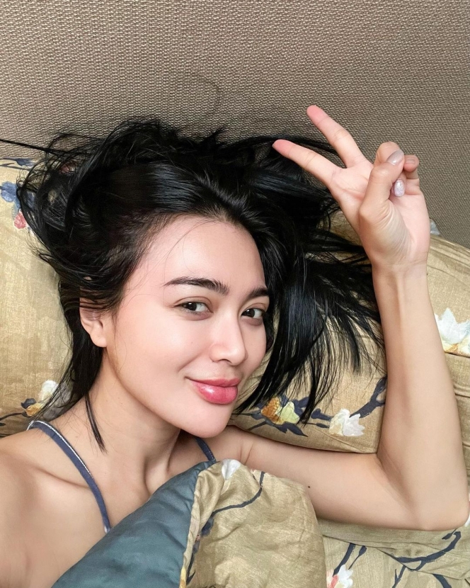 Bangun Tidur Langsung Selfie, Intip Yuk Potret Cantik Wika Salim Tanpa Riasan! 